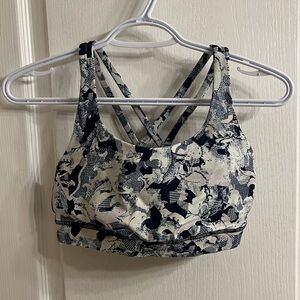 Lululemon Energy Bra Luxtreme Four Way Stretch Size 6 B/C cup